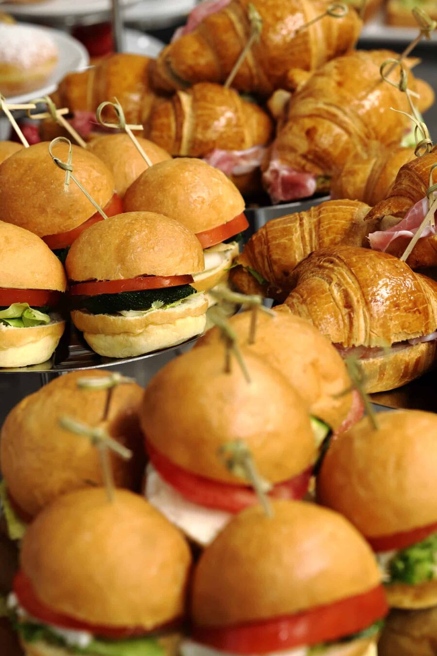 Un vassoio di stuzzichini: mini panini e croissant farciti