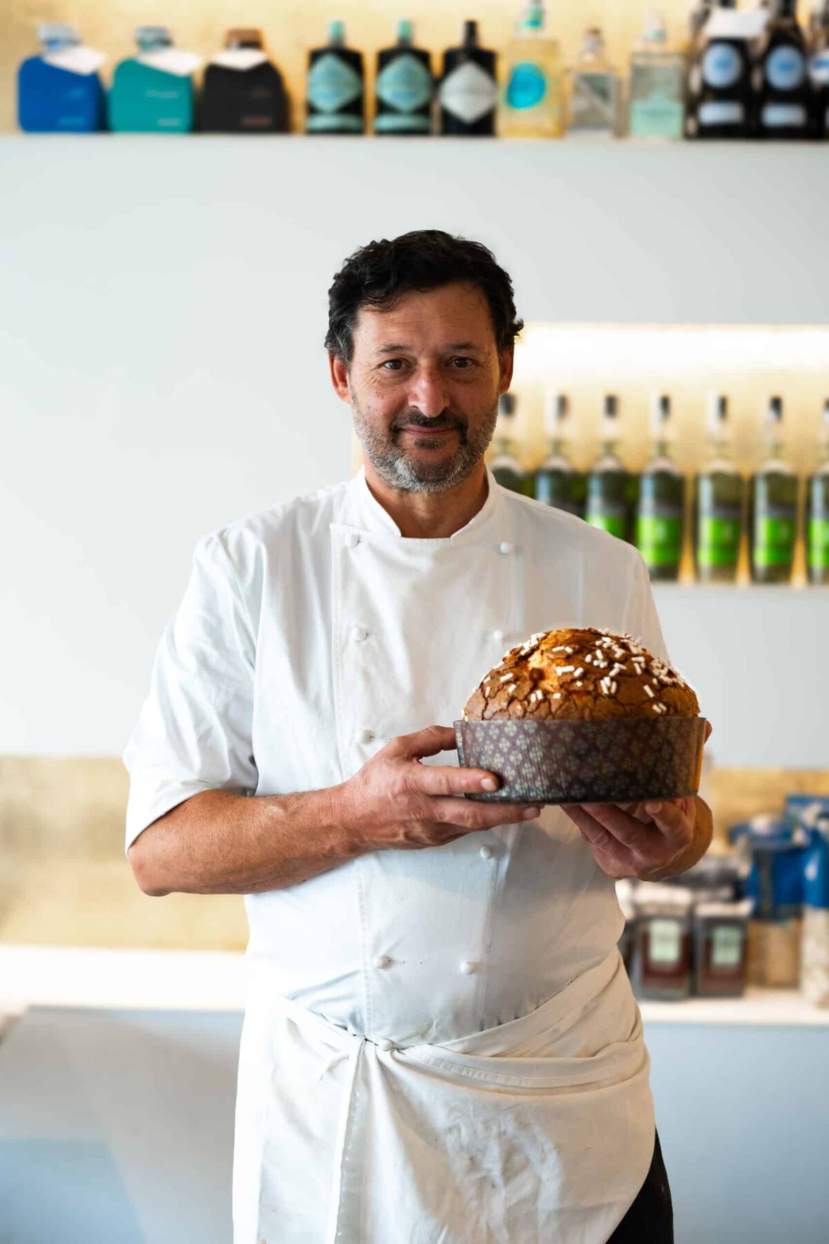 Lo chef Morlacchi con un panettone appena sfornato